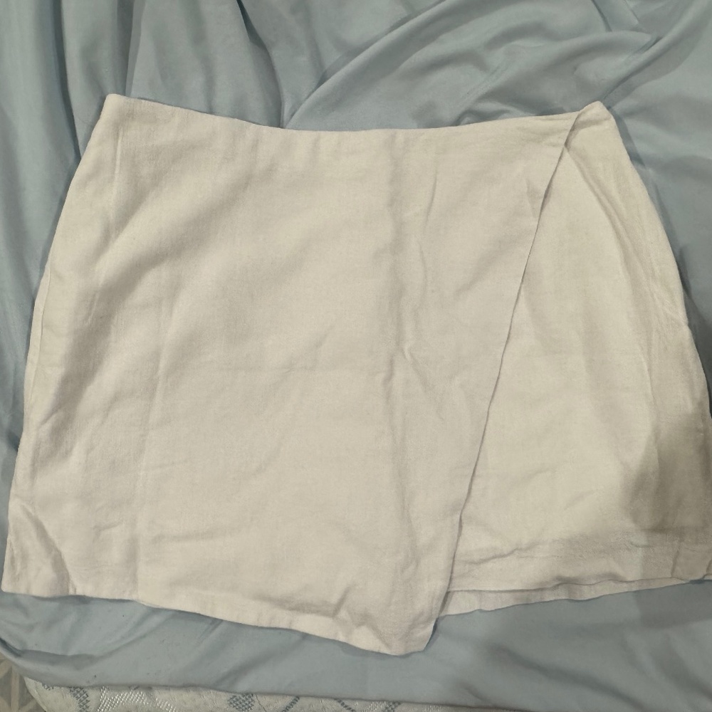 The A&F Scarlett Linen-Blend Wrap Mini Skort in White